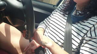 Катаюсь на јавну машини, играјући се са својом малом маца