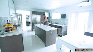 Ծիծիկներ խորթ մայր է պատրաստում, ու նրա զգեստը пачкается.Նա հանում է այն, որ մաքրվել, և խորթ է սկսվում стояк.Նա տալիս է նրան подрочить եւ отсосать եւ ստանում առաջ