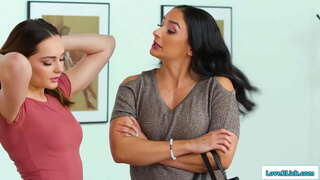 Busty stepmom ak bèlfi gen yon zafè sekrè ak babe sneaks nan milfs chanm epi yo bo.Latin rims li yo ak li k &#039; ap manje vajen li