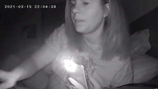 Milf מפותחת הורס את הדגדגן שלה לפני השינה מצלמת נסתרת