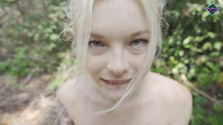 Възбуден тийнейджър гадно голям хуй в гората. Карнели Банди