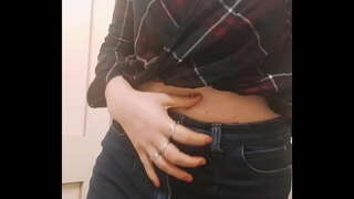 Amba Susu Prawan Sensual Muter Pus ing Jamban sak Travelling