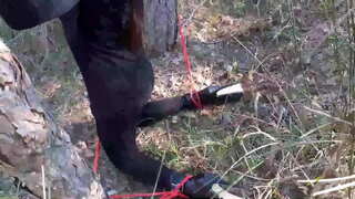 Laura sobre els Talons model pas la seva germana al vestit negre i sabates de taló alt i enquadernats emmascarat en una fusta, ha de xuclar una bick polla.