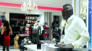 Әдемі Рейчел Аджани алады жаңа іш секс-шопе Би-би-си Эдди Блэкстоуна аяқталады ыстық анальной сессиясында дымқыл Би-Джеем, дилдо оның заднице және шәуетімен в жопе! Толық movie және тағы 1000 PrivateBlack.com !