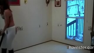 Teşhirci süpürge için çırılçıplak siliyor!