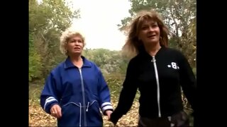 Cachonda madura quiere experimentar con cada uno de los otros de su coño sobre la hierba