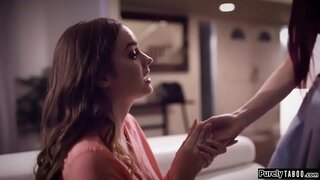 Genç, kız kardeşinin çevrimiçi tanıştığı bir kızla buluşma saatini hızla değiştirir.Kız kardeşi gibi görünmek için kendini değiştirir ve randevularının evine gelir.Kızı seks yapmak için manipüle ediyor