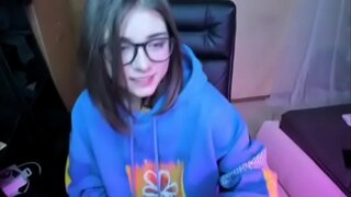 Pendejita yapay penis ile oynuyor