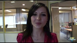 Küçük esmer zevkle kıçını sunuyor