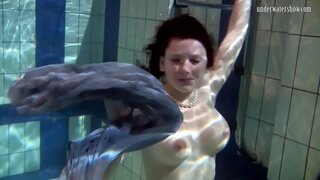 Svømming babe Katka strimler ned i bassenget