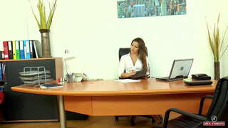 Müdür Dani Daniels tüylü kedi sperm ile dolu (Bölüm 1)