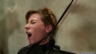 Развязанная брюнетка-рабыня MILF Ариэль Икс закреплена на осветительном столе, затем цепляется и получает анальное проникновение фаллоимитатором на палке в руках у мастера Орландо