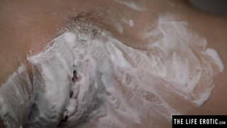 Карагылачы, бул покачиваются анын чоң сиськи, качан ал бреет өзүнүн волосатую киску жана мастурбирует